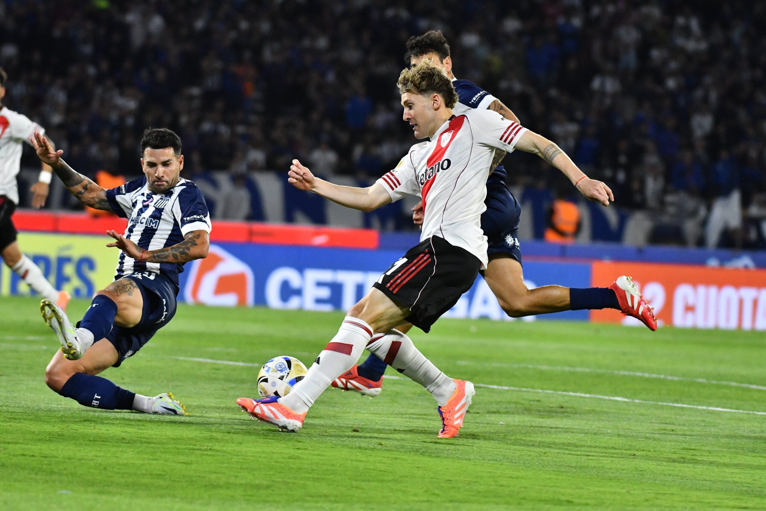River Plate players celebrate a goal during the Talleres - River Plate match at Mario Alberto Kempes Stadium