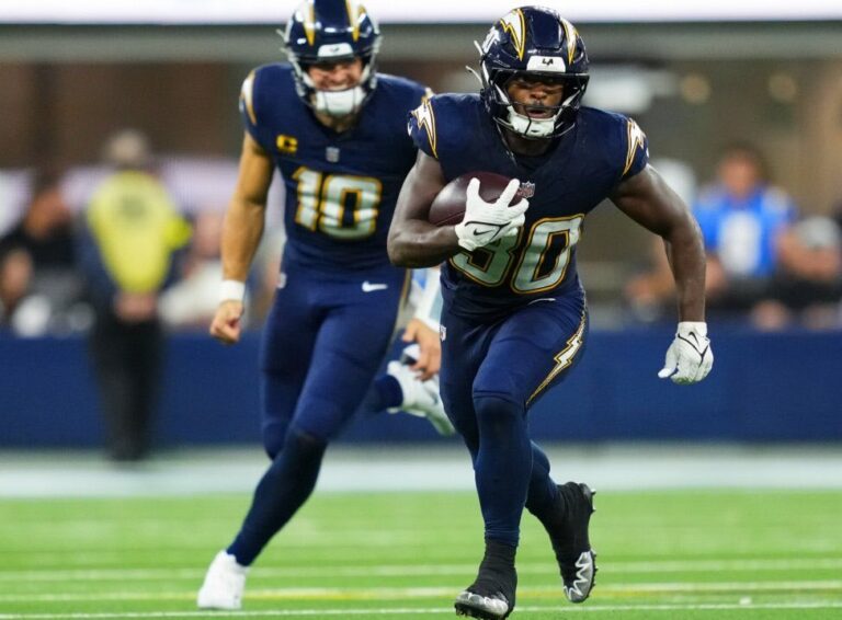 Minnesota Vikings vs Los Angeles Chargers game action