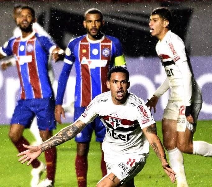 Players from São Paulo and Bahia battling for possession during an intense Brazilian Série A football match.