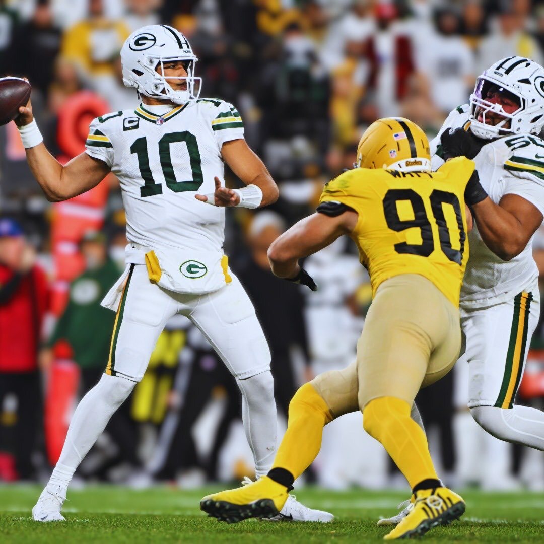 Packers vs Steelers team logos.