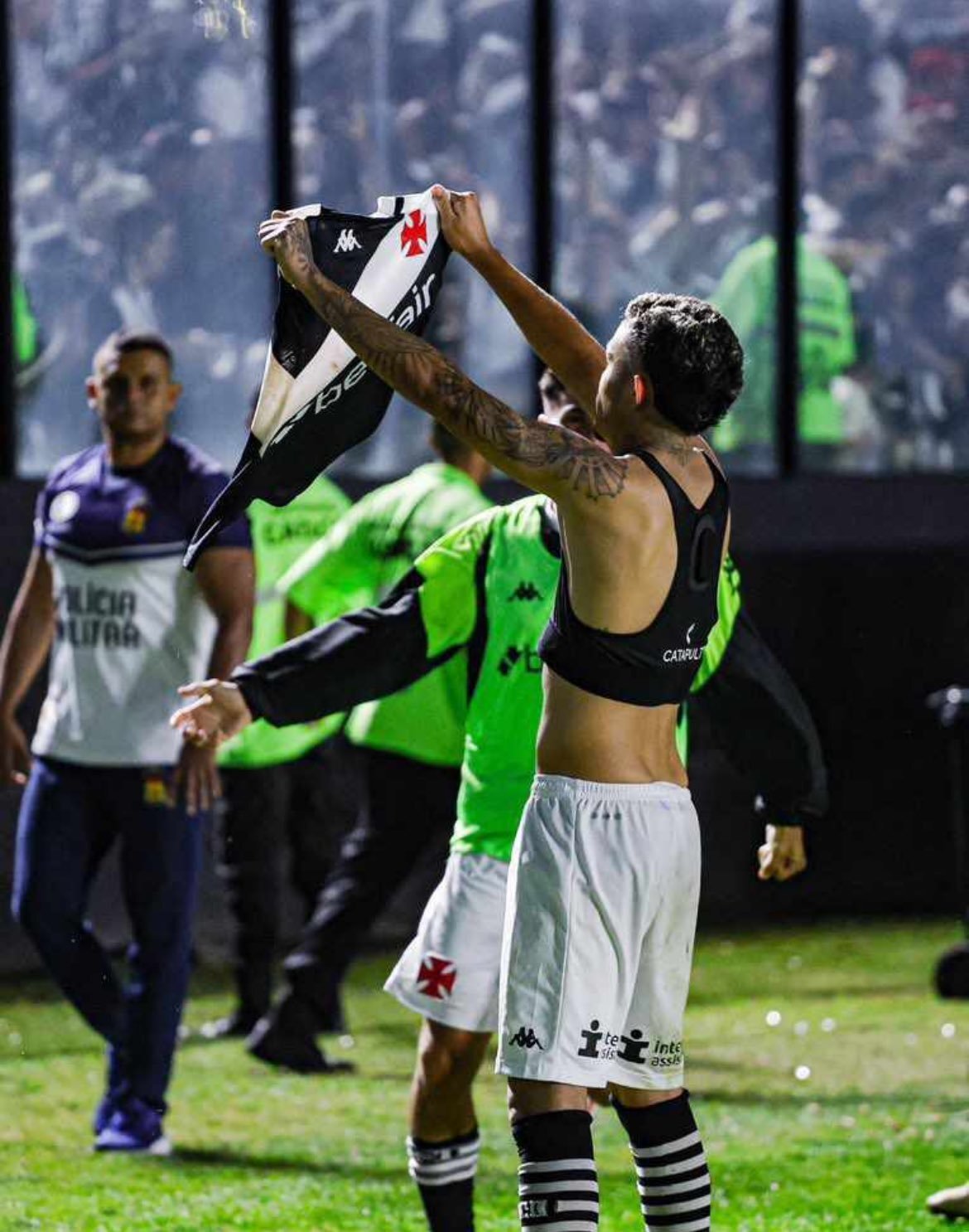 Bragantino x Vasco da Gama players in action during a thrilling Campeonato Brasileiro match, showcasing intense competition and tactical play on the field.