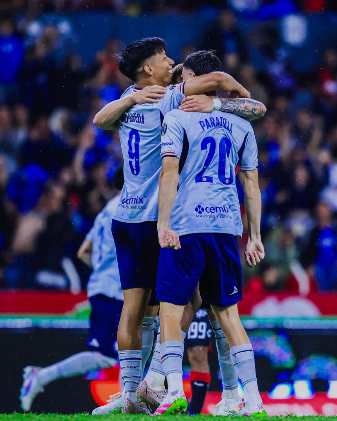 cruz azul football club players celebrating victory